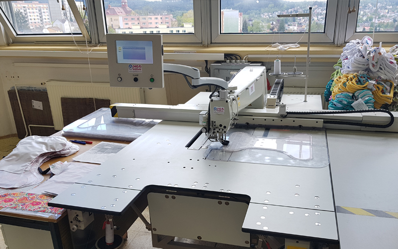 Automatický šicí stroj pro výrobu plenek